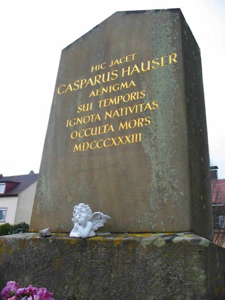 Zemřel nečekaně a mlád. Nápis na náhrobku dodnes vyvolává spekulace o chlapcově životě.