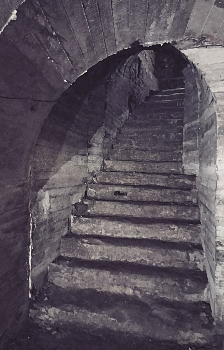 V gotických sklepeních zřejmě duchové provádějí svoje rejdy.