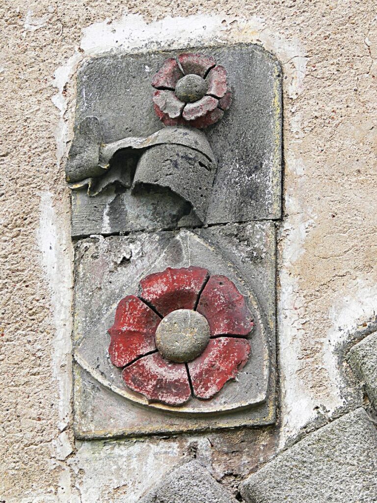 Na rožmberský erb narazíte v Českém Krumlově na každém kroku. Foto:
