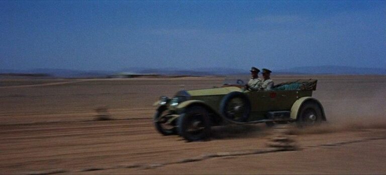 Na silnici poblíž domu Clouds Hill prý lidé vídají ducha Lawrence z Arábie na motorce Brough Superior.
