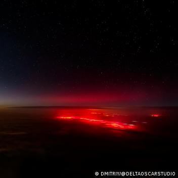 Piloti nákladního Boeingu spatřili nad Tichým oceánem obrovskou rudou záři, která osvětlovala noční oblohu.