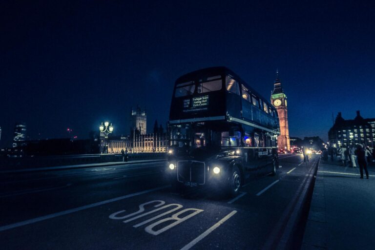 Přízračný červený autobus se měl v londýnské ulici Ladbroke Grove zjevovat přímo před řidiči a způsobovat tragické nehody.