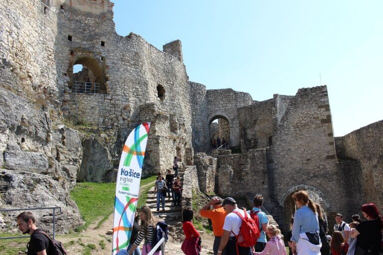 Spišský hrad je pro turisty velkým magnetem. Nepochybně lákají i legendy o něm. Foto: Govisity / Tip na Trip / kosice.guide/Creative Commons/CC BY-SA 2.0
