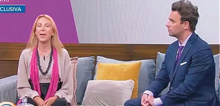 Žena předvádí svou komunikaci s vesmírnými bytostmi v živém vysílání.