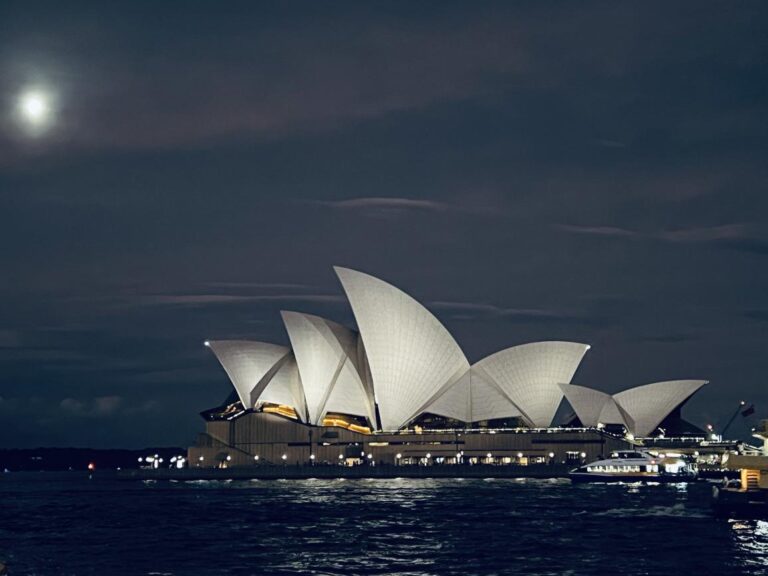 Slavná budova Opery v Sydney je spojována s legendami o přízraku, který se má v nočních hodinách ozývat tajemnými údery do bubnu.
