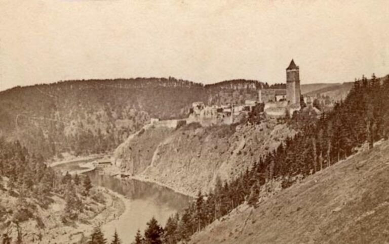 Podoba Zvíkova předtím, než byla napuštěna Orilcká přehrada. Foto: Jindřich Eckert (1833-1905)/Creative Commons/Public Domain