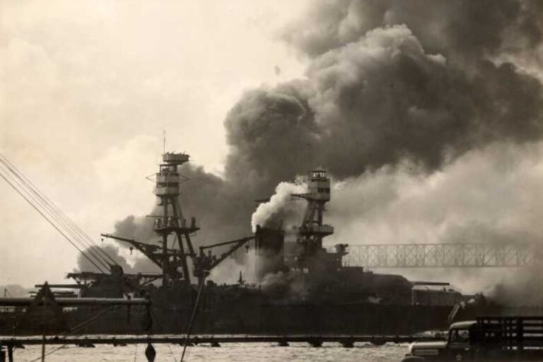 Po útoku na Pearl Harbor jsou všichni nervózní. Může být úkaz na obloze jenom přeludem způsobeným hrou nervů? Foto: https://www.de220.com/Pearl%20Harbor/Pearl%20Harbor.htm/Creative Commons/Public Domain