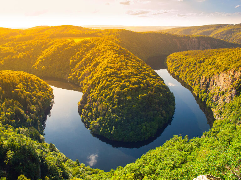 Vyhlídka Máj nabízí jeden z nejznámějších a nejfotografovanějších pohledů na řeku Vltavu. Foto: Shutterstock
