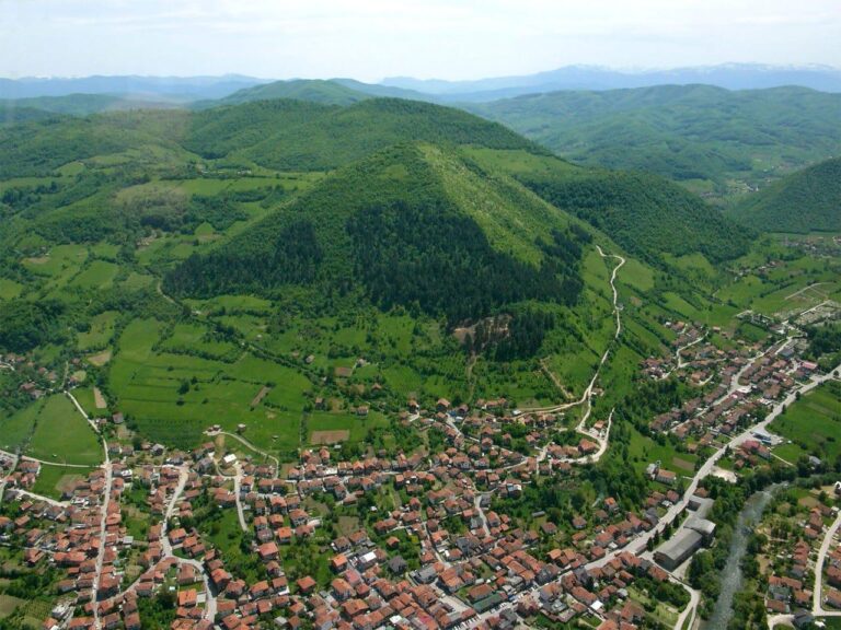 Zalesněné kopce u Montevecchie podle některých badatelů ukrývají tři kamenné pyramidy, jejichž rozmístění má připomínat slavný komplex v egyptské Gíze.