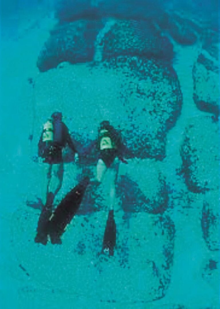 U bahamského ostrova North Bimini leží záhadná kamenná struktura, která se také spojuje s Atlantidou. Foto: