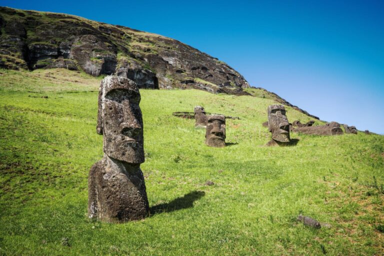 Ve vulkanickém lomu Rano Raraku vznikla většina soch moai. Dodnes zde zůstávají desítky nedokončených i opuštěných kamenných obrů.