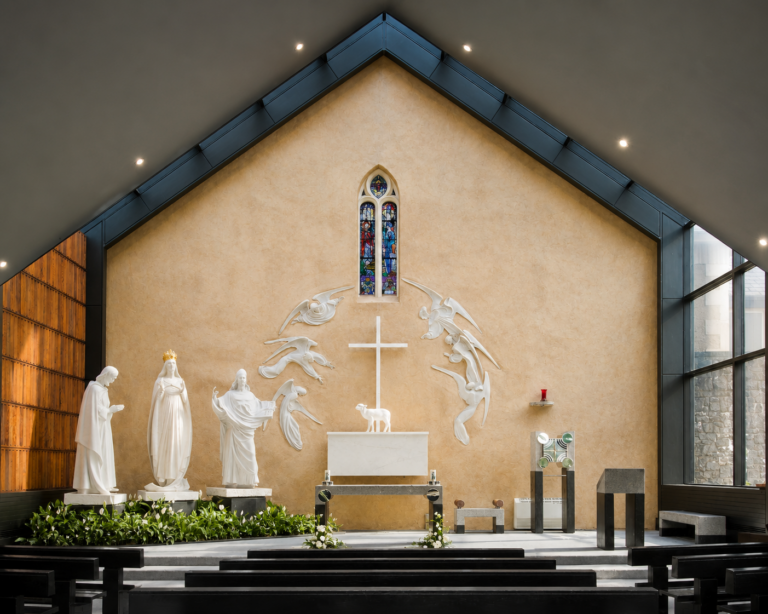 Kaple zjevení stojí u místa, kde měla trojice zářících postav mlčky setrvat téměř dvě hodiny. Foto: KnockShrine / Wikimedia Commons / CC BY-SA 4.0