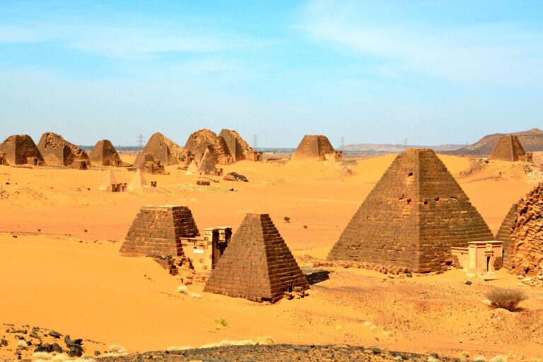 Více než 200 pyramid v súdánském Meroe připomíná mocné království Kuš. Svým tvarem se výrazně liší od známých egyptských pyramid a dodnes patří k nejpozoruhodnějším památkám Afriky.