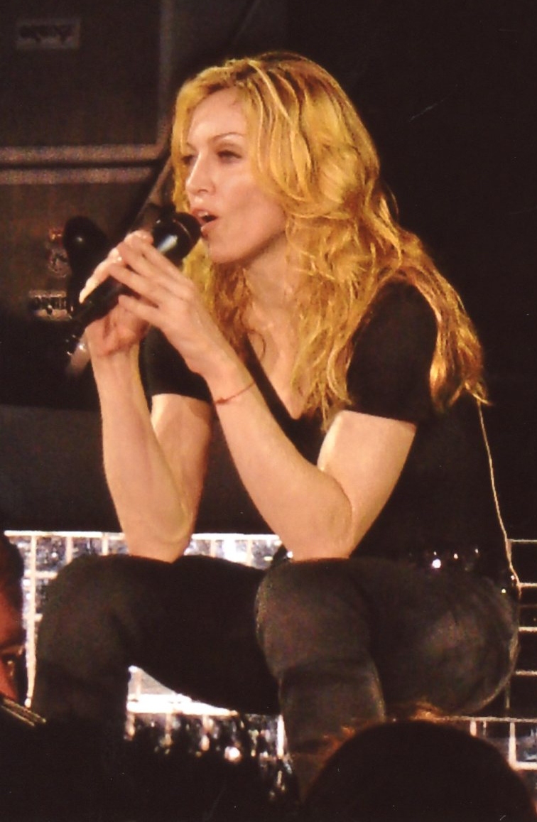 Červenou šňůrku na zápěstí nosí i celebrity jako Madonna.
