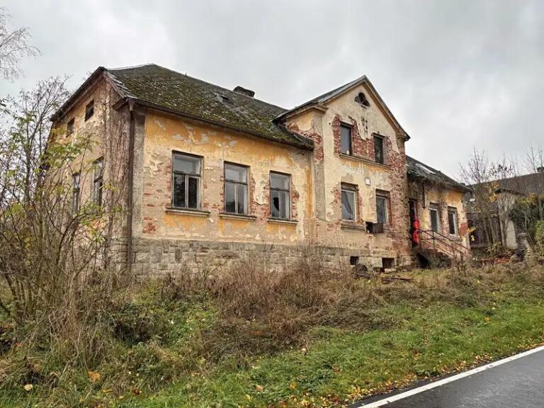 Podle místních se v domě objevují podivné stíny a nevysvětlitelné jevy.