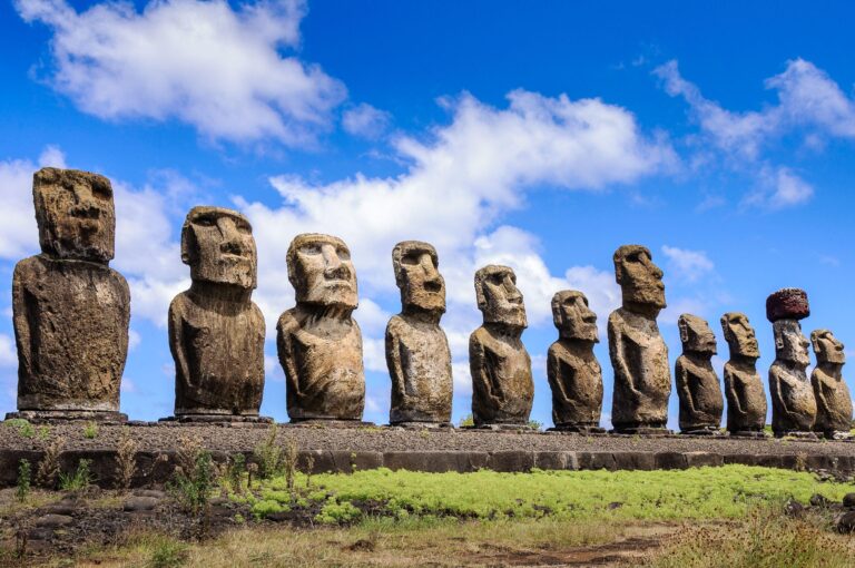 Monumentální kamenné sochy moai jsou nejznámějším symbolem kultury Rapa Nui, která vytvořila i záhadné písmo rongorongo.