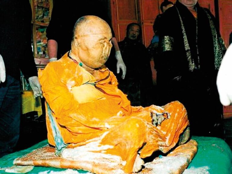 Příznivci ruského lámy Dashi-Dorzho Itigilova věří, že se nalézá ve stavu hluboké meditace.