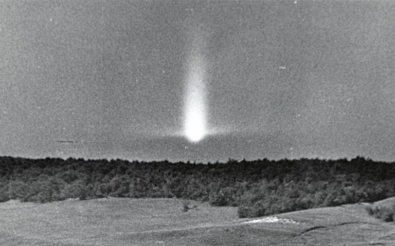 Výskyt podivnýcch objektů s možným mimozemským původem potvrzuji i fotografie.