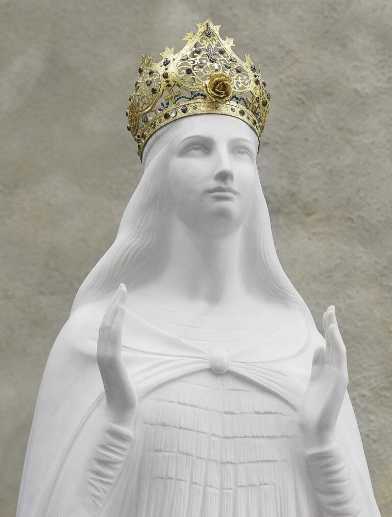 Foto: https://commons.wikimedia.org/wiki/File:Statue_of_Our_Lady_Knock_Shrine.jpg