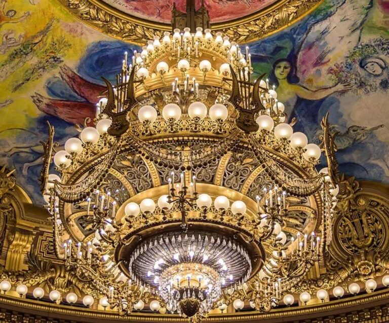 Pařížská opera se stala dějištěm legendy o Fantomovi opery.