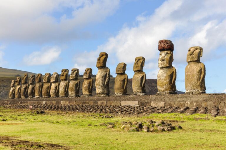 Největší dochovaná řada soch moai stojí na plošině Ahu Tongariki. Monumentální kamenné postavy patří k nejznámějším symbolům Velikonočního ostrova.