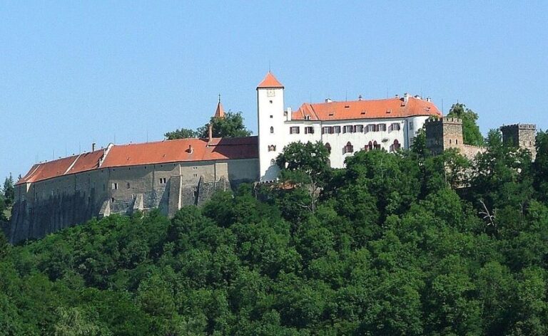 Na hradě Bítov také řádí tajemná světla. Foto: Zirland at Czech Wikipedia Creative Commons/CC BY-SA 3.0