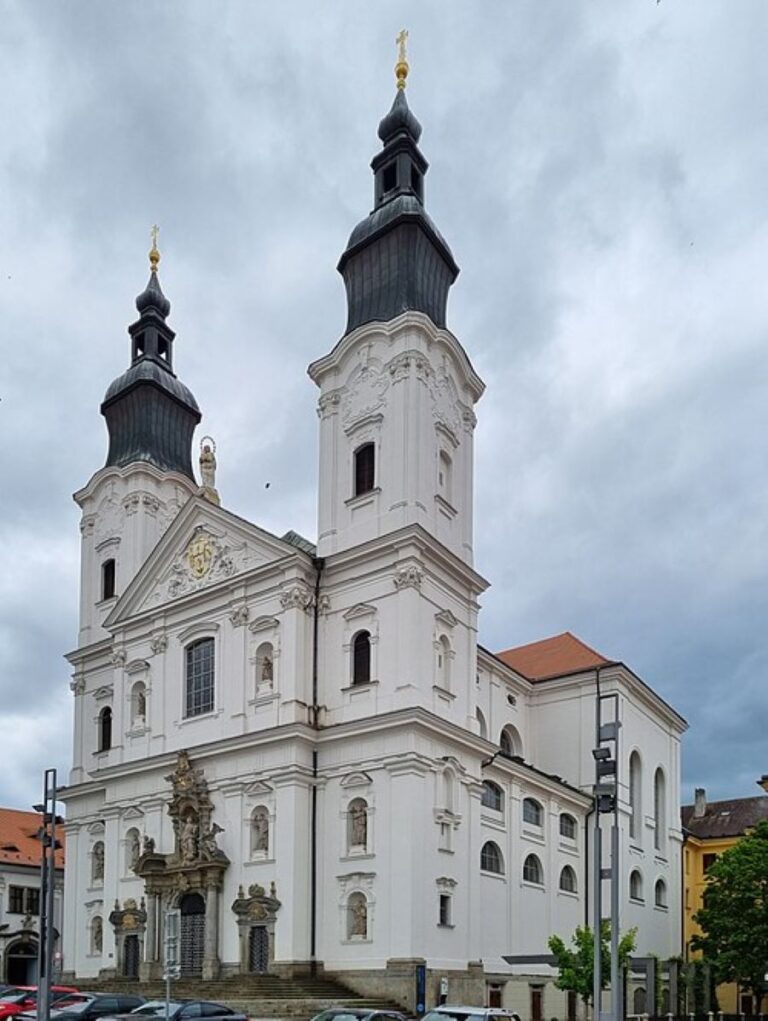 Jezuitský kostel Neposkvrněného početí Panny Marie a svatého Ignáce v Klatovech skrývá kryptu s mumiemi. Foto: Ondraness/Creative Commons/CC BY-SA 4.0