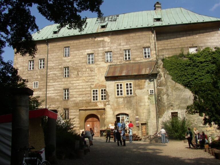 Hrad Houska je podle mnoha pověstí branou do samotného pekla. Foto: Mirek256/Creative Commons/CC BY-SA 3.0