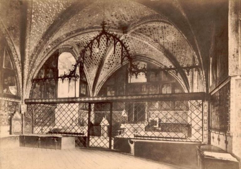 Kaple svatého Kříže byla mimořádně dobře zabezpečeným trezorem. Foto: Jindřich Eckert (1833–1905)/Creative Commons/Public Domain