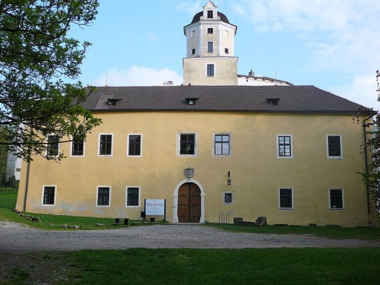 Pod hradem Malenovice se má podle legendy skrývat podzemní chodba. Foto: Pavel Ševela/Creative Commons/CC BY-SA 3.0
