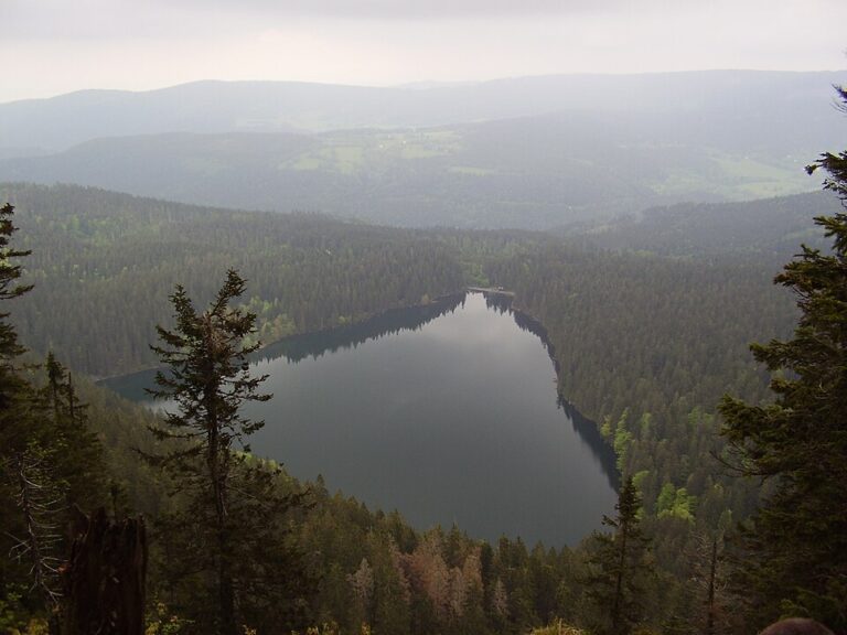 Černé jezero patří ke zdejším nepodivnějším místům. Foto: Fireopinel/Creative Commons/CC BY-SA 3.0