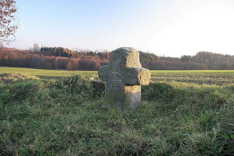 Smírčí kříž s rytinou kuše u silnice z Brzic do Hořiček. Foto: Zp at Czech Wikipedia/ Creative Commons/CC BY-SA 3.0