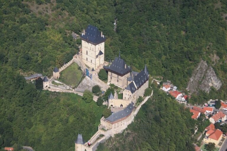 Vybudovat studnu na hradě Karlštejn rozhodně nebylo snadné. Foto: melechovsky/Creative Commons/CC BY-SA 3.0