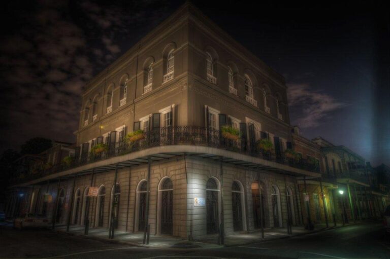 Historický dům LaLaurie House v New Orleans je spojen s krutými činy Marie Delphine LaLaurie. Podle legend má být od té doby místem paranormálních jevů a právě zde měl Nicolas Cage zažít další nevysvětlitelné události.