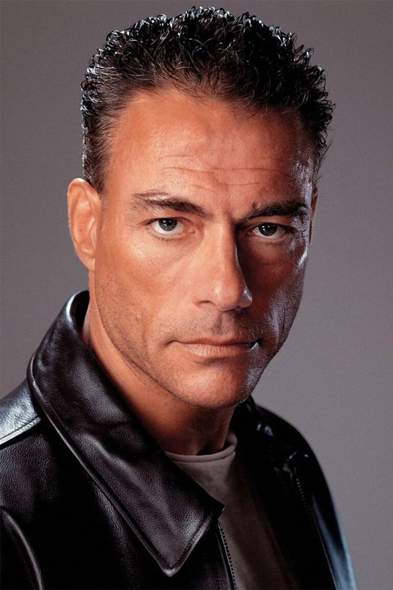 Jean-Claude Van Damme, známý především jako neohrožený hrdina akčních filmů, tvrdí, že v koupelně spatřil podivný modrobílý přízrak. Zážitek v něm měl zanechat strach z dalších setkání s duchy.