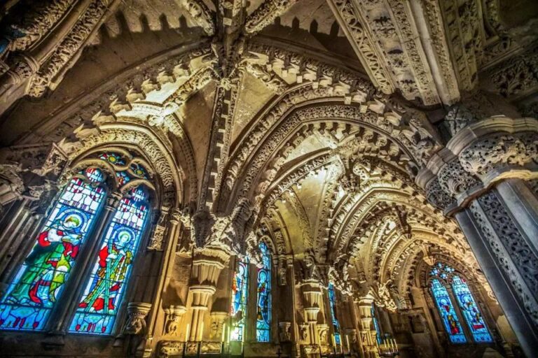 Rosslynská kaple nedaleko Edinburghu bývá podle některých teorií považována za místo, kde mohl být po zániku templářského řádu ukryt legendární Svatý grál nebo jiný cenný poklad.