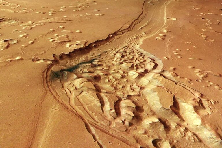 Mars po dlouhá desetiletí fascinoval vědce i veřejnost. Někteří byli přesvědčeni, že se pod jeho povrchem může ukrývat život – od jednoduchých organismů až po vyspělou mimozemskou civilizaci.
