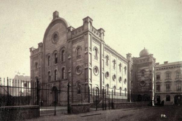 Místo zaniklé Velké brněnské synagogy se během festivalu znovu stane prostorem paměti, setkávání i současného umění.