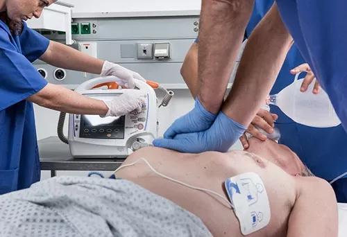Výzkumníci zkoumají pacienty, kteří přežili srdeční zástavu a byli následně resuscitováni. Jejich svědectví vyvolávají otázku, co přesně člověk během tohoto kritického stavu prožívá.