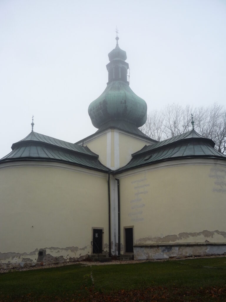 Poutní kostel Nejsvětější Trojice završuje cestu od studánky. Dnešní barokní podobu získával v 18. století.Foto: Jiří Zelenka / Wikimedia Commons / CC BY-SA 4.0