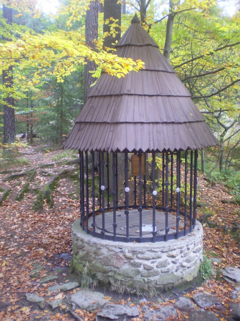 Stříbrná studánka u hájovny Korce na rozdíl od Zázračné studánky zpravidla poskytuje vodu po celý rok. Foto: Freibo / Wikimedia Commons / CC BY-SA 3.0