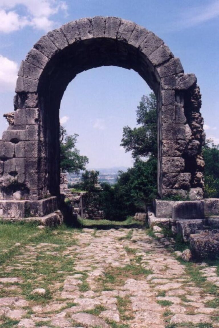 Arco di Traiano (také nazývaný oblouk San Damiano) a Via Flaminia. Foto: imcarthur/Creative Commons/CC BY-SA 3.0