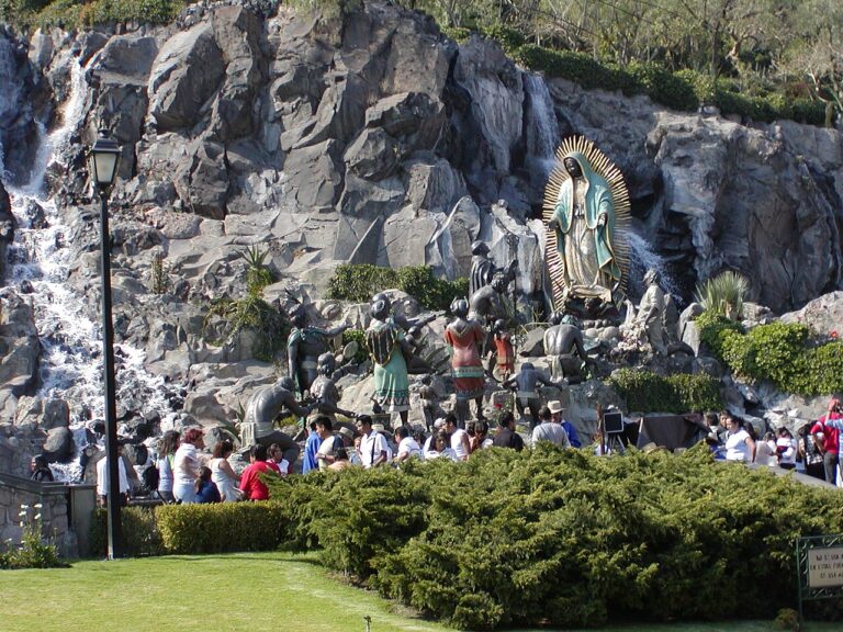 Podle tradice se Juanovi Diegovi na kopci Tepeyac v roce 1531 zjevila Panna Marie a požádala ho, aby na její počest vznikl chrám.