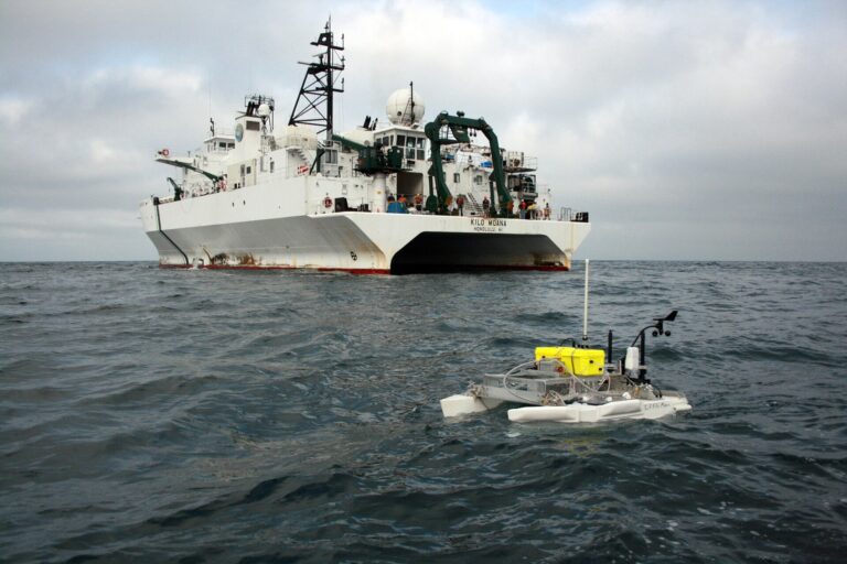 Mariánský příkop je předmětem zkoumání prakticky neustále. Foto: U. S. Navy/ Wikimedia Commons / Volné dílo