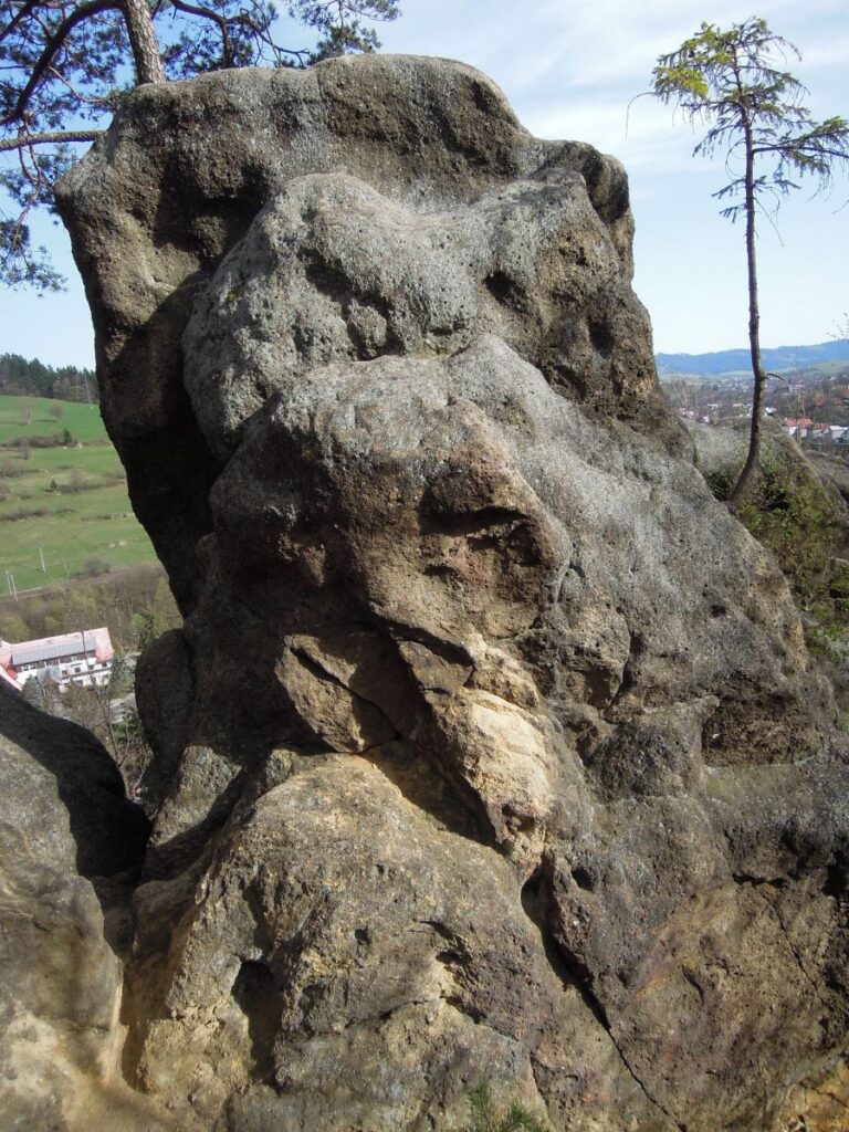 Na vrcholku Čertových skal u Lidečka. Jde o pozoruhodné dílo přírody. Foto: Radim Holiš/Creative Commons/ CC BY-SA 3.0