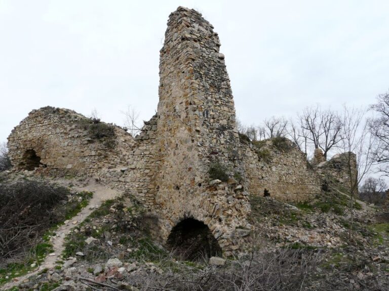 Templáři v Jamolicích skutečně působili a roku 1298 se v listinách objevuje jejich přesun na nově vybudovaný hrad. Dnes z něj zbyla jen zřícenina. Foto: Delfínka/Creative Commons/Public Domain