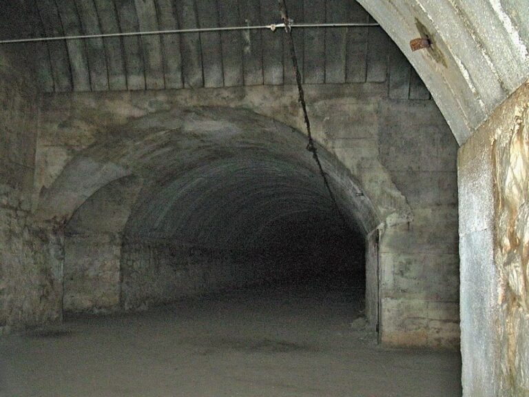 Tunel v Rabštejnské továrně. Při procházce chodbami se vtírá myšlenka na těžkou dřinu vězňů, kteří zde pracovali. Foto: Marie Čcheidzeová//Creative Commons/CC BY-SA 4.0