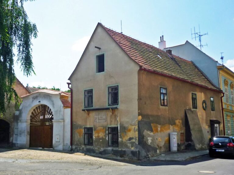 Pohled na Chmelařské náměstí v Žatci. Na tomto náměstí došlo k nálezu. Foto: SchiDD/ Creative Commons/CC BY-SA 3.0
