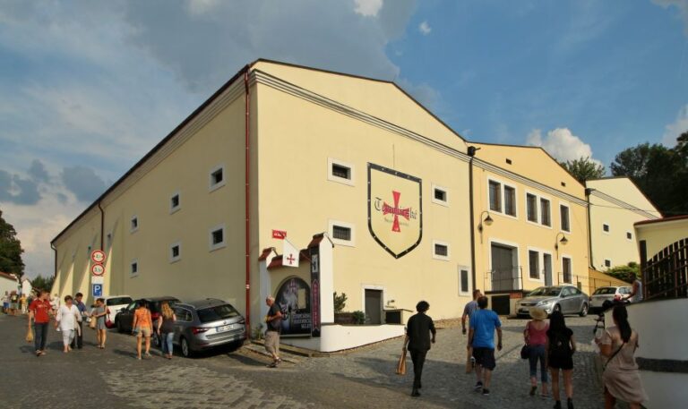 Templářská komenda je v Čejkovicích písemně doložena už roku 1248 a dodnes ji připomínají historické stavby i rozsáhlé vinné sklepy. Foto: VitVit/ Creative Commons/CC BY-SA 4.0
