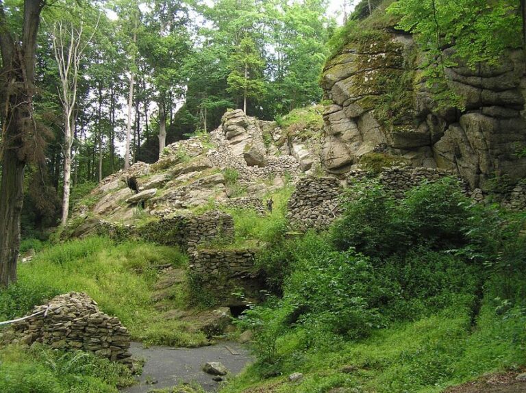 Na místě na nás dýchne středověk. Jaké dramatické boje se tu kdysi odehrály? Foto: Paveln4/Creative Commons/CC BY-SA 3.0